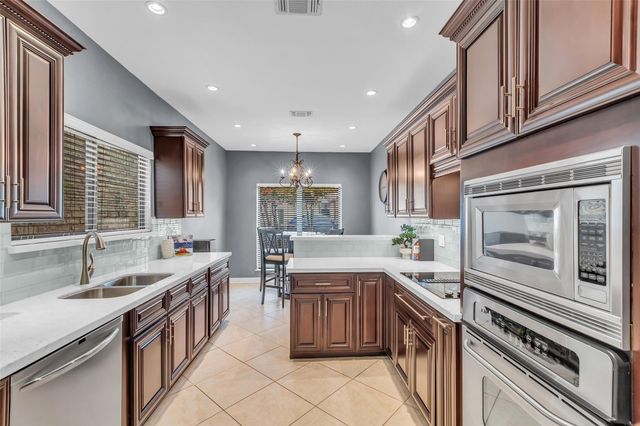 2555 Bering Drive 15, Houston, TX 77057