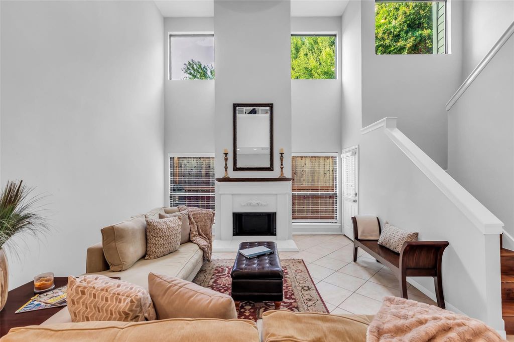 2555 Bering Drive 15, Houston, TX 77057