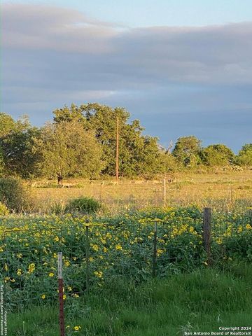 1355 CR 777, Devine, TX 78016