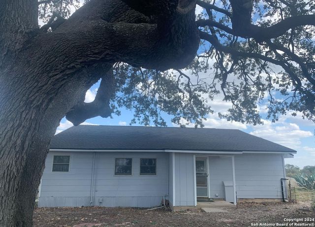 1355 CR 777, Devine, TX 78016