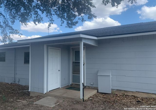 1355 CR 777, Devine, TX 78016