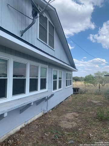 1355 CR 777, Devine, TX 78016