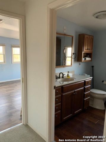 1355 CR 777, Devine, TX 78016