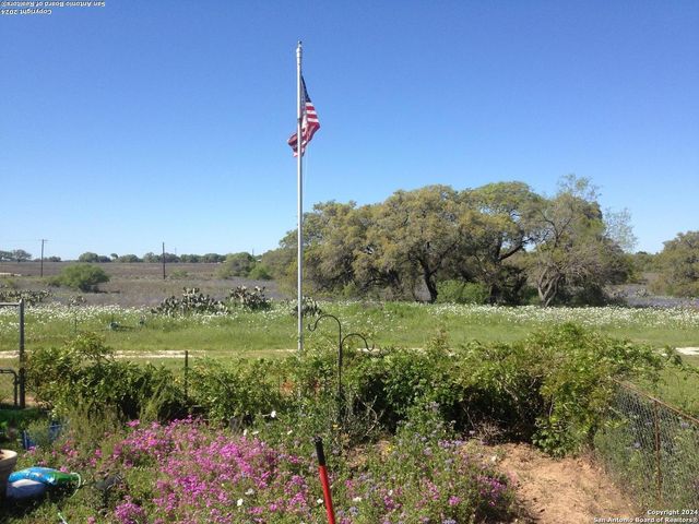 1355 CR 777, Devine, TX 78016