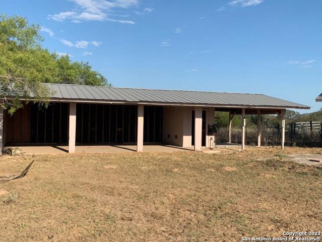 1355 CR 777, Devine, TX 78016