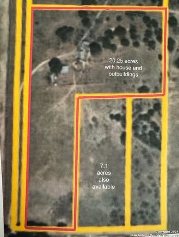 1355 CR 777, Devine, TX 78016