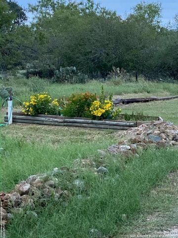 1355 CR 777, Devine, TX 78016