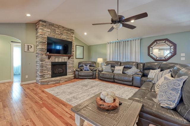 136 N Stallion Drive, Cowpens, SC 29330