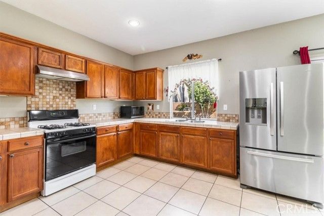 6486 Gladiola Street, Eastvale, CA 92880