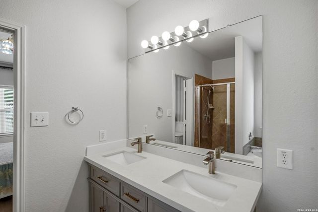 8214 Sabinoso Dr, Helotes, TX 78023