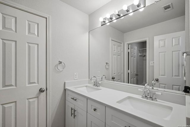 8214 Sabinoso Dr, Helotes, TX 78023
