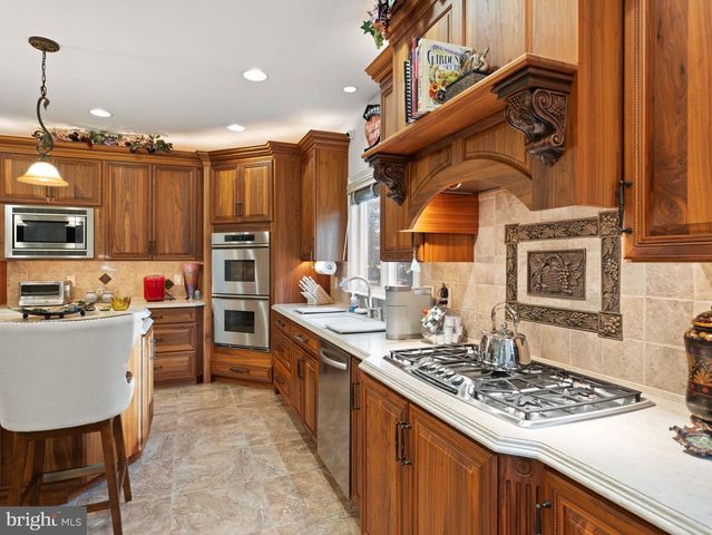 6 TWIN OAKS CT, Sewell, NJ 08080