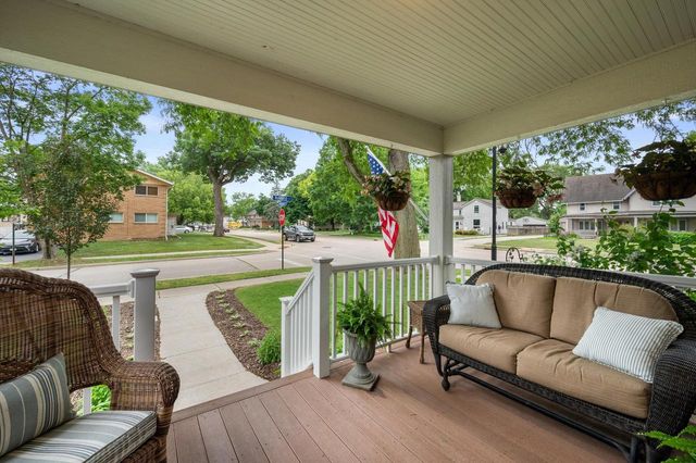 102 Woodland LANE, Oconomowoc, WI 53066