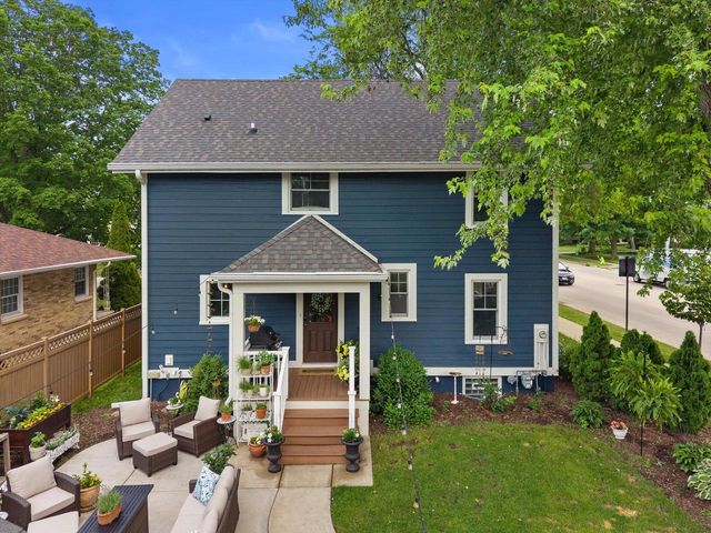 102 Woodland LANE, Oconomowoc, WI 53066