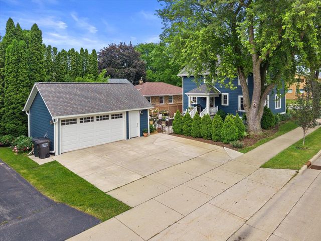 102 Woodland LANE, Oconomowoc, WI 53066