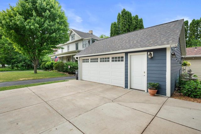 102 Woodland LANE, Oconomowoc, WI 53066