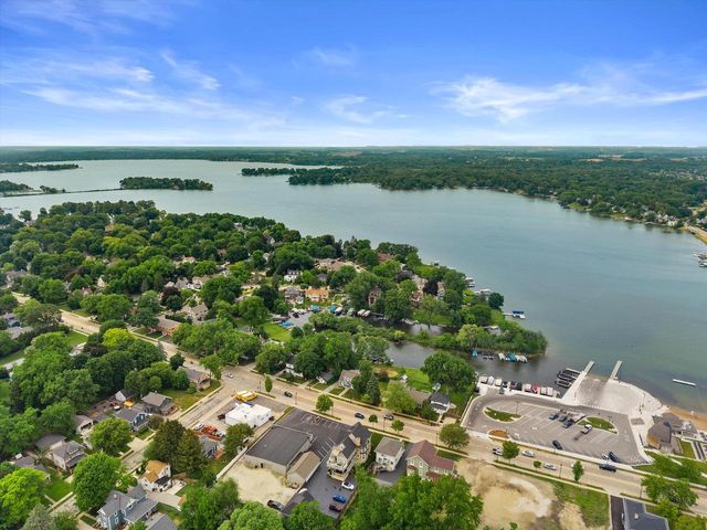 102 Woodland LANE, Oconomowoc, WI 53066