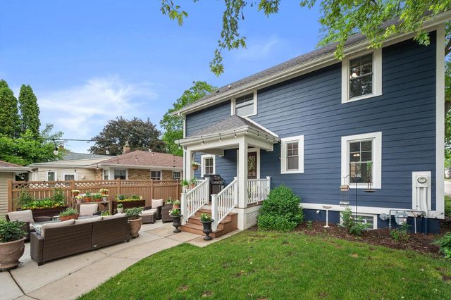 102 Woodland LANE, Oconomowoc, WI 53066