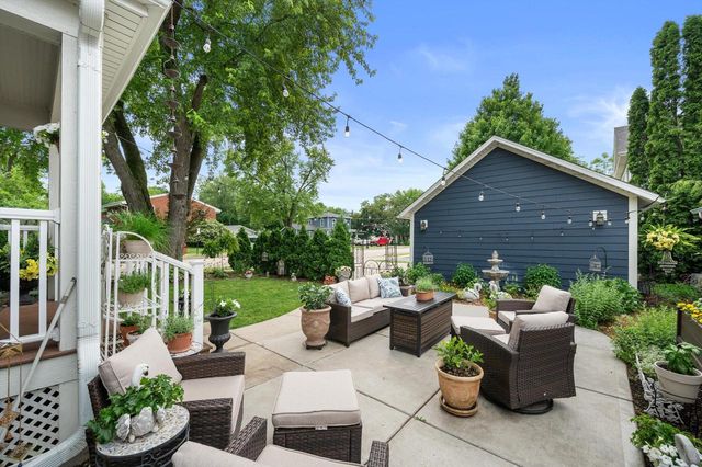 102 Woodland LANE, Oconomowoc, WI 53066