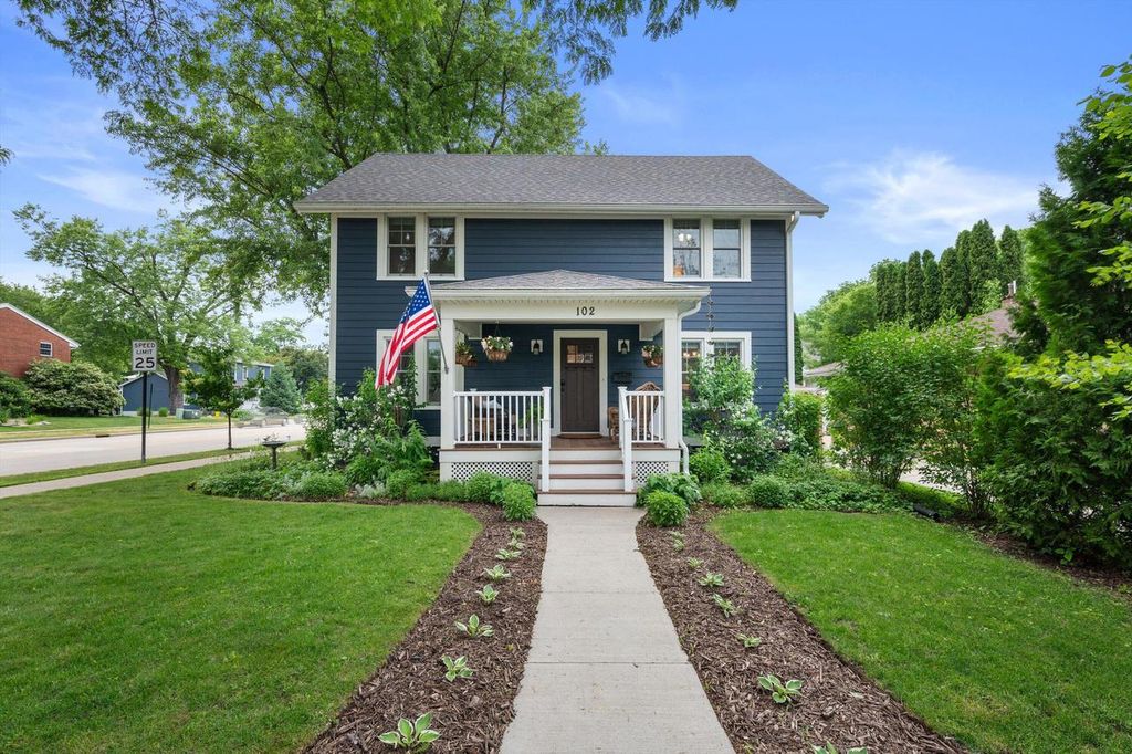 102 Woodland LANE, Oconomowoc, WI 53066