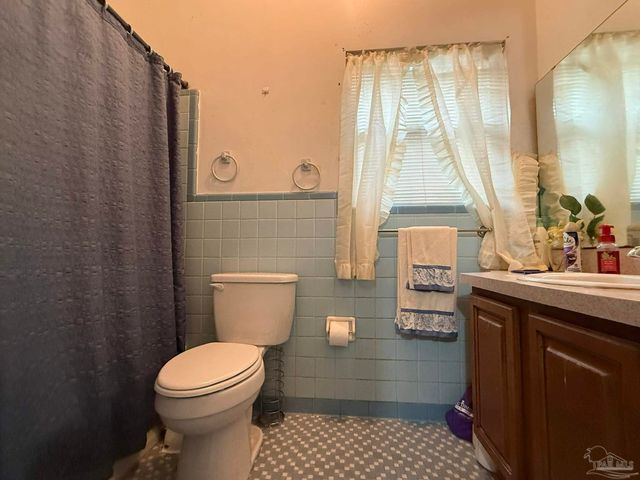 704 Woodland Dr, Pensacola, FL 32503