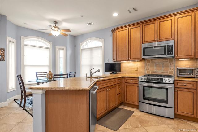 578 Pacing Way, Westbury, NY 11590