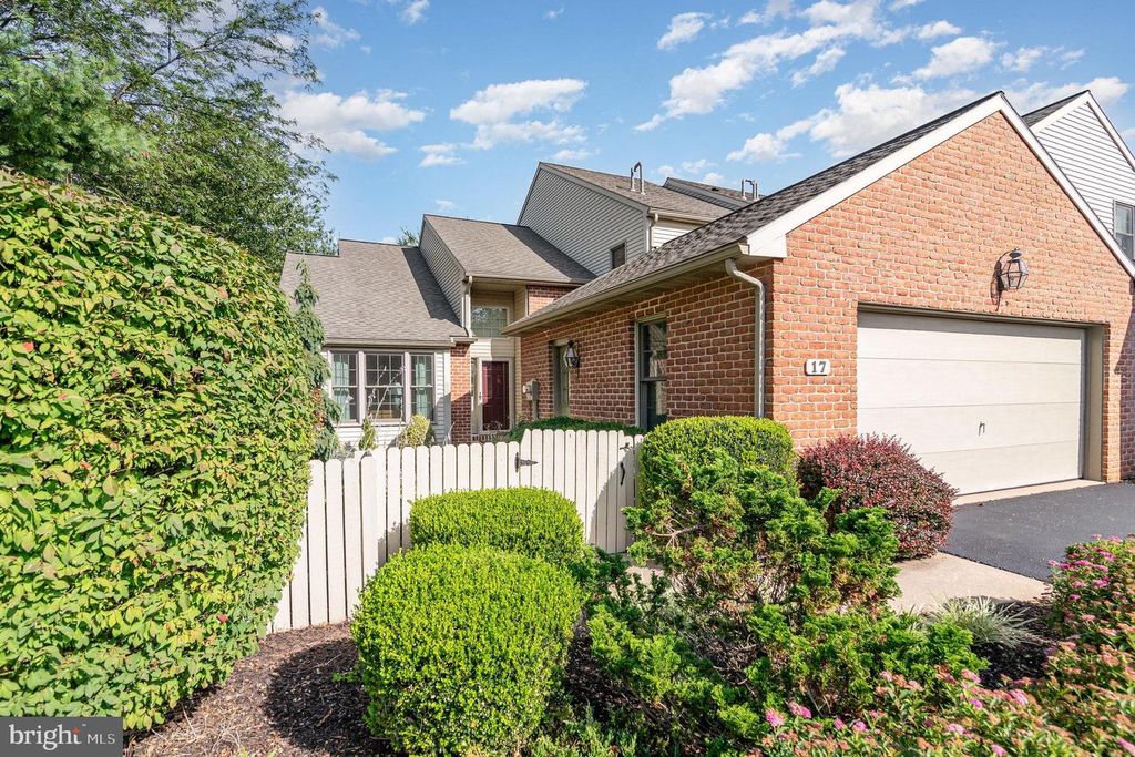 17 LEEARDEN RD, Hershey, PA 17033