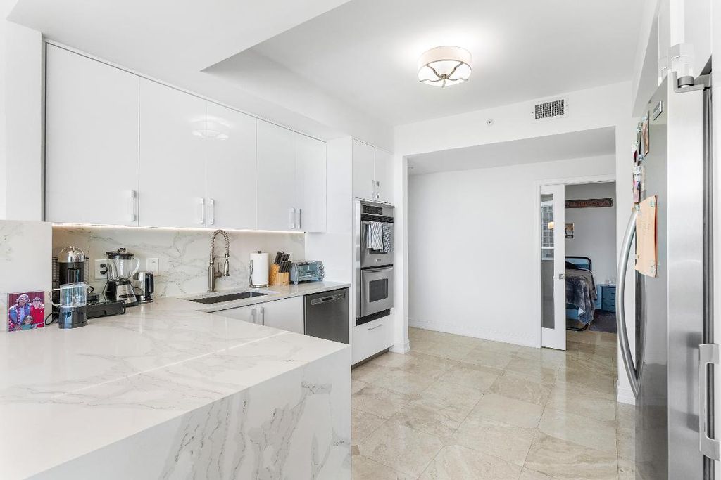 Image 10 of property listing at 550 SE Mizner Boulevard B-707, Boca Raton, FL 33432