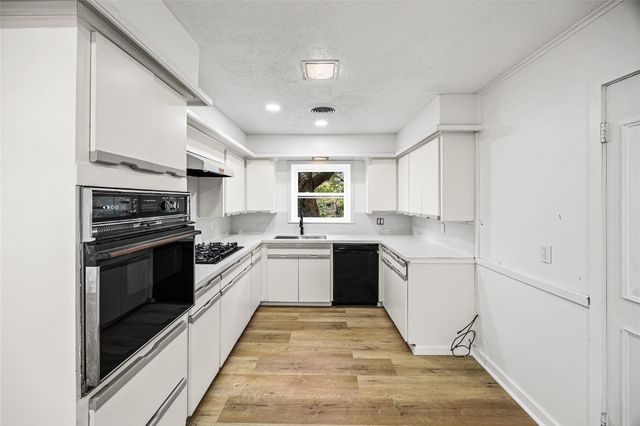 10259 Old Orchard Road, La Porte, TX 77571