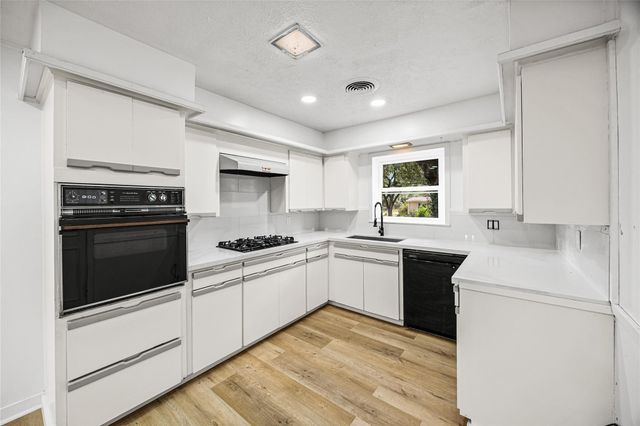 10259 Old Orchard Road, La Porte, TX 77571