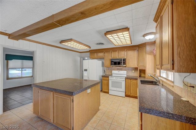 1900 Stonehaven Drive, Las Vegas, NV 89108