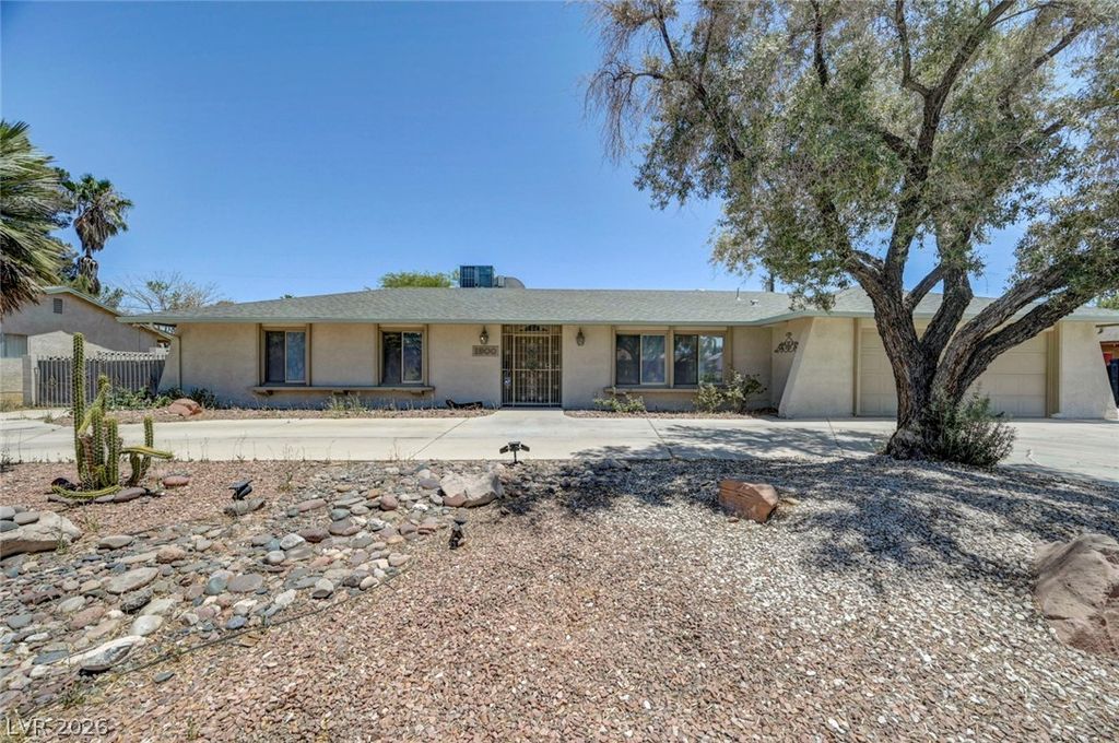 1900 Stonehaven Drive, Las Vegas, NV 89108