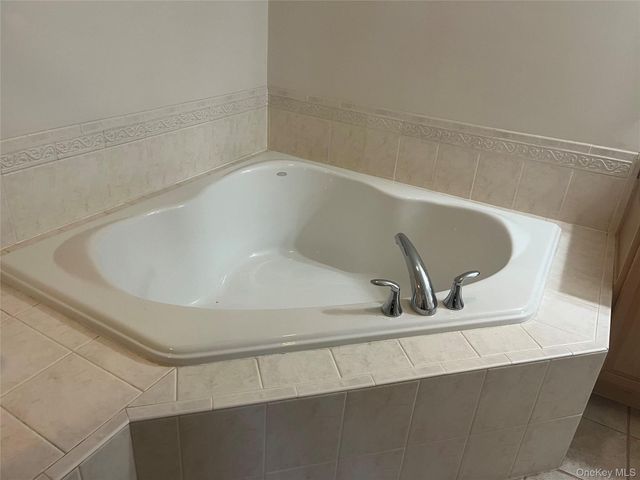 82 Lakeview Drive, Manorville, NY 11949