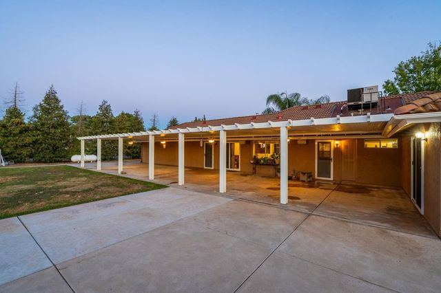 10024 E Bullard Avenue, Clovis, CA 93619
