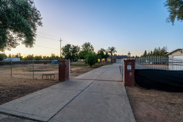 10024 E Bullard Avenue, Clovis, CA 93619