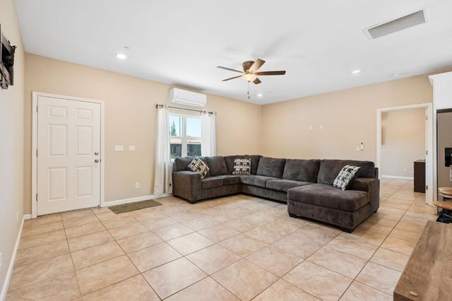10024 E Bullard Avenue, Clovis, CA 93619