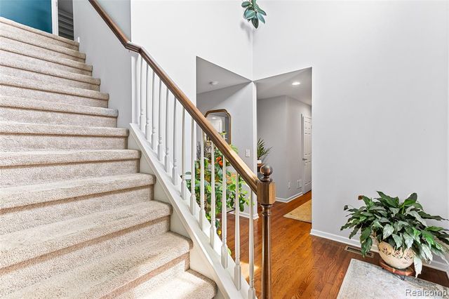 32724 Laurelwood Court, Farmington, MI 48336