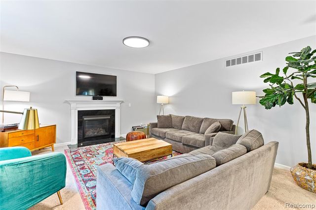 32724 Laurelwood Court, Farmington, MI 48336