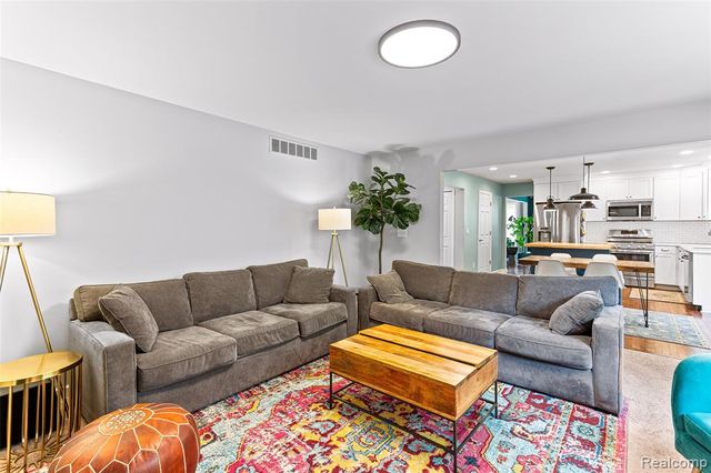 32724 Laurelwood Court, Farmington, MI 48336