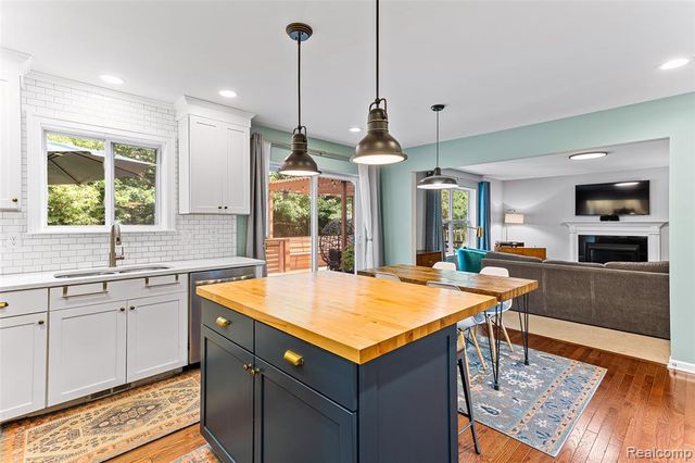 32724 Laurelwood Court, Farmington, MI 48336