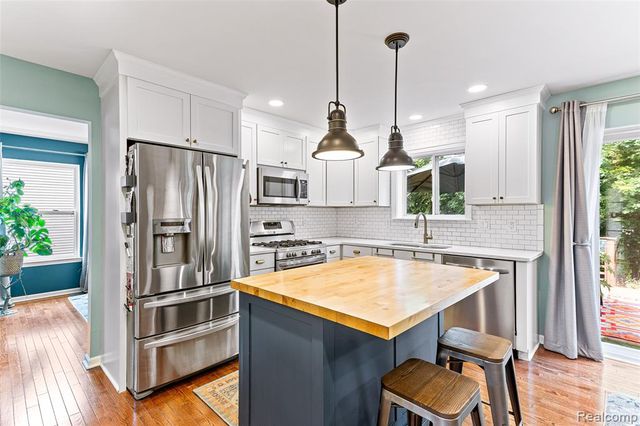 32724 Laurelwood Court, Farmington, MI 48336