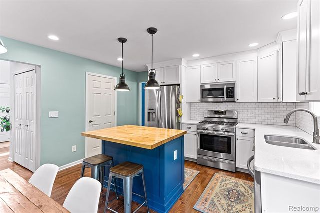 32724 Laurelwood Court, Farmington, MI 48336