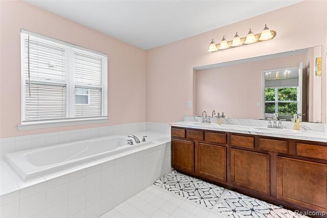 32724 Laurelwood Court, Farmington, MI 48336