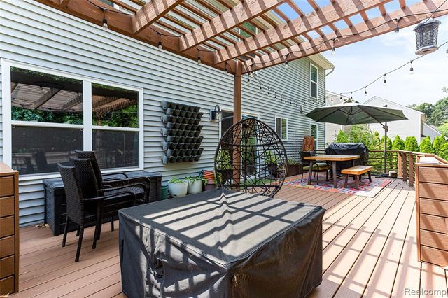 32724 Laurelwood Court, Farmington, MI 48336