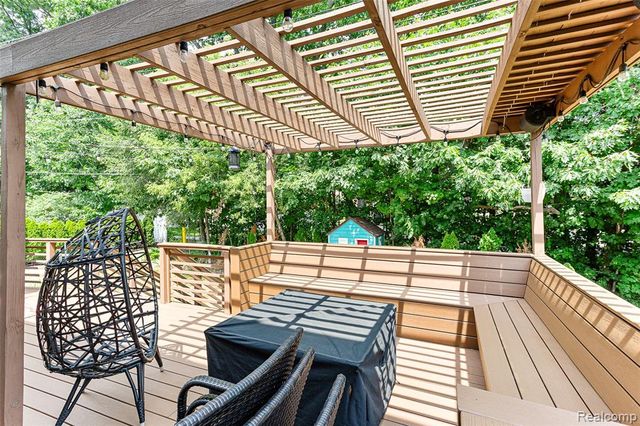 32724 Laurelwood Court, Farmington, MI 48336