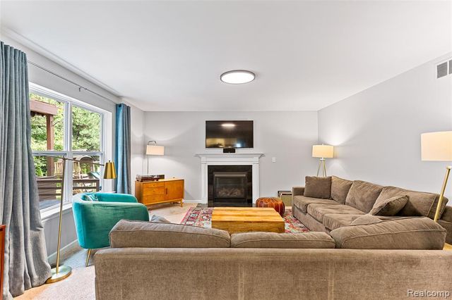 32724 Laurelwood Court, Farmington, MI 48336