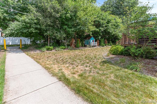 32724 Laurelwood Court, Farmington, MI 48336
