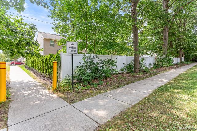 32724 Laurelwood Court, Farmington, MI 48336