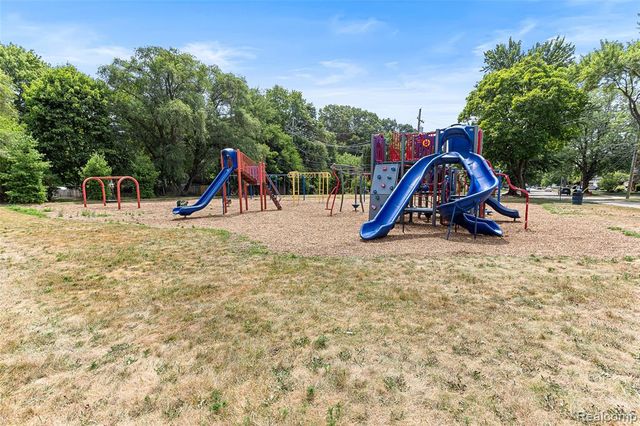 32724 Laurelwood Court, Farmington, MI 48336