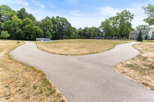 32724 Laurelwood Court, Farmington, MI 48336